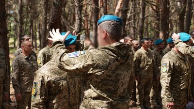 "Велика честь". Морські піхотинці отримали штормові берети