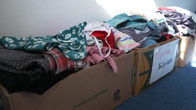 "Вигрібаємо не одяг, а сміття": черкасці скаржаться на якість речей у баку для одягу