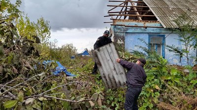 Буревій на Херсонщині: наслідки негоди усувають досі Буревій на Херсонщині: наслідки негоди усувають досі