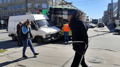 У середмісті Хмельницького зіткнулися тролейбус та мікроавтобус: що відомо У середмісті Хмельницького зіткнулися тролейбус та мікроавтобус: що відомо