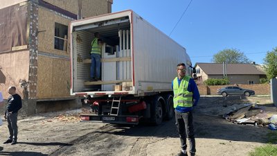 До Полтавської ТГ привезли вікна постраждалим від обстрілу в Супрунівці До Полтавської ТГ привезли вікна постраждалим від обстрілу в Супрунівці