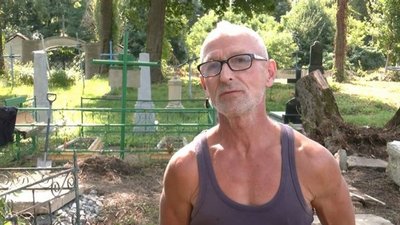 Шимон Моджеєвський на території некрополя у Чорному Острові