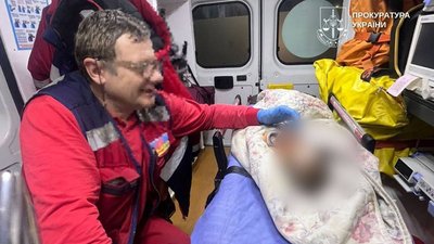 Лікар швидкої із дитиною