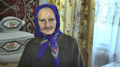 100-літня волинянка показала шлюбну сукню, яку зберігає 83 роки 100-літня волинянка показала шлюбну сукню, яку зберігає 83 роки