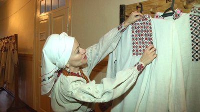 Візерунки та крій волинських вишиванок відрізняються від подільських чи поліських Візерунки та крій волинських вишиванок відрізняються від подільських чи поліських