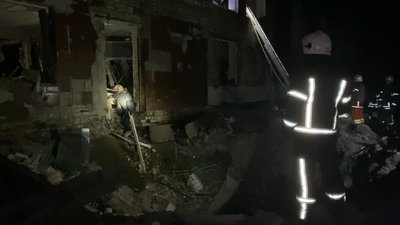Окупанти обстріляли у Харкові школу та автосалон