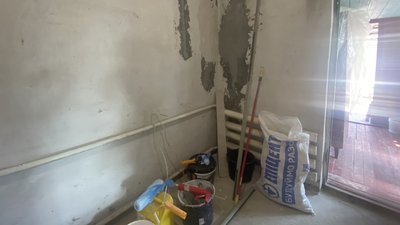 В будинку шпаклюють стіни будинку пошкодженого вибуховою хвилею В будинку шпаклюють стіни будинку пошкодженого вибуховою хвилею