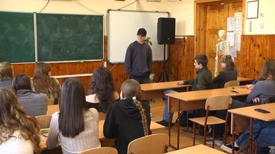 Актор моновистави виступає під час уроку для учнів 10 класу