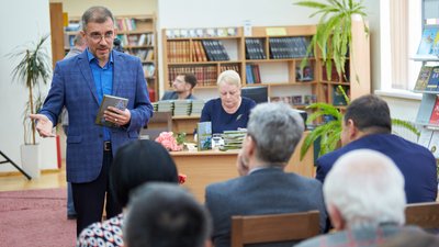 В Івано-Франківську Тарас Голей презентував дебютну збірку поезій "Цвіт катальпи" В Івано-Франківську Тарас Голей презентував дебютну збірку поезій "Цвіт катальпи"
