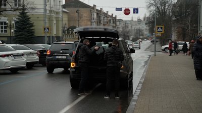 Гроші на ЗСУ в Чернігові, після акції апаратуру вантажать в авто Марини Семененко