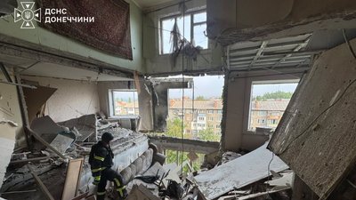 Рятувальник в багатоквартирному будинку після обстрілу 14 вересня 2026 року