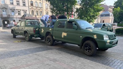 Зі Львівщини на схід повезли 10 пікапів та тисячу бронежилетів Зі Львівщини на схід повезли 10 пікапів та тисячу бронежилетів