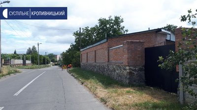 Забудова над трубою водопроводу, на вулиці Баженова, за документами – лазня Забудова над трубою водопроводу, на вулиці Баженова, за документами – лазня