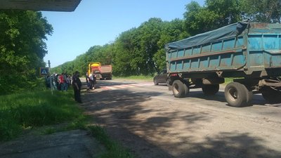 Жителі Лебединщини перекрили трасу Суми-Київ через незгоду з адмінподілом області Жителі Лебединщини перекрили трасу Суми-Київ через незгоду з адмінподілом області