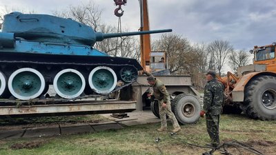 У райцентрі на Тернопільщині демонтували радянський танк У райцентрі на Тернопільщині демонтували радянський танк