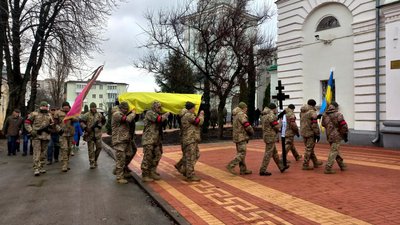 У Сумах провели в останню путь військовослужбовця Євгенія Смоленка У Сумах провели в останню путь військовослужбовця Євгенія Смоленка