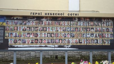 Фотостенд "Герої Небесної Сотні – загинули за єдність України" у Луцьку Фотостенд "Герої Небесної Сотні – загинули за єдність України" у Луцьку