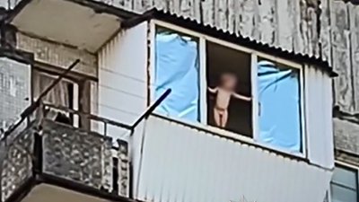 Трирічний хлопчик на підвіконні балкона на дев'ятому поверсі