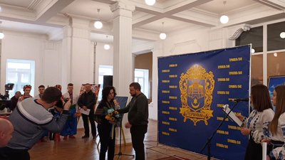 У Тернополі родинам загиблим захисників вручили нагороди У Тернополі родинам загиблим захисників вручили нагороди