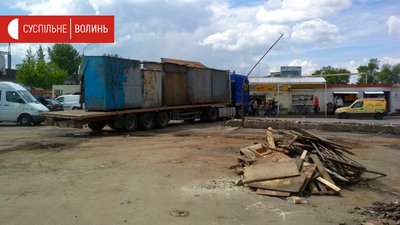 У Луцьку на Центральному ринку демонтували 420 контейнерів. На Новий ринок перевезли 150 У Луцьку на Центральному ринку демонтували 420 контейнерів. На Новий ринок перевезли 150