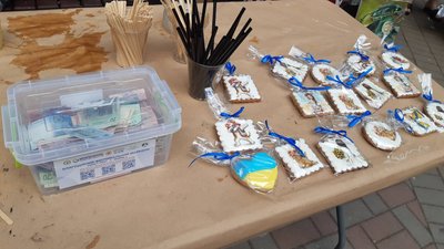 На кожній з локацій стоять коробки для збору коштів.