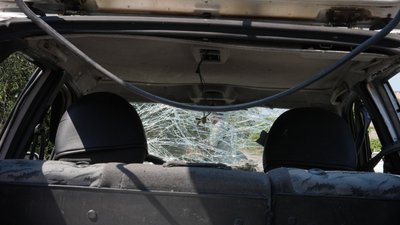 Пошкоджена автівка у Печенігах після влучань у центральну частину селища