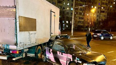 В Одесі легковий автомобіль стикнувся з вантажівкою: 5-річна дитина отримала травми