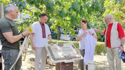 На честь 70-річчя поета. У Миколаєві встановили пам’ятну дошку Дмитру Креміню