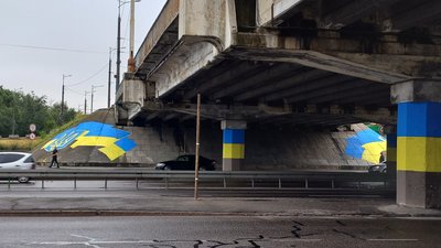 Оновили прапор та герб України: у Дніпрі молодь реконструювала мурал Оновили прапор та герб України: у Дніпрі молодь реконструювала мурал