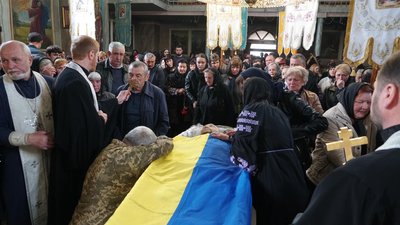 На Закарпатті попрощалися з полеглим на війні Віктором Хруником На Закарпатті попрощалися з полеглим на війні Віктором Хруником