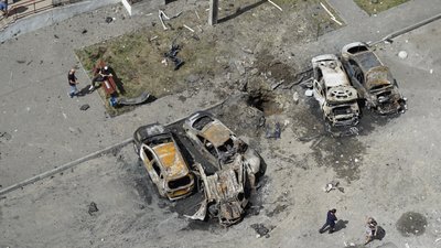 Згорілі автомобілі у дворі житлових багатоповерхівок у 602-му мікрорайоні Харкова. Житлові будинки та розташований поруч медичний комплекс росіяни обстріляли з “Ураганів” в ніч на 26 червня Згорілі автомобілі у дворі житлових багатоповерхівок у 602-му мікрорайоні Харкова. Житлові будинки та розташований поруч медичний комплекс росіяни обстріляли з “Ураганів” в ніч на 26 червня