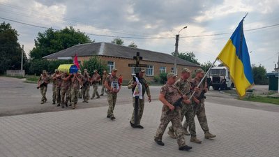 Назавжди 27. У Сумах попрощалися із захисником Ярославом Рожновим Назавжди 27. У Сумах попрощалися із захисником Ярославом Рожновим