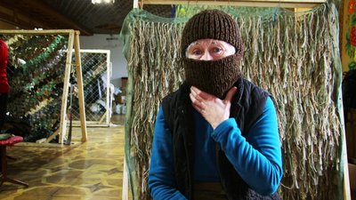Має замовлення від військових: вінничанка вʼяже балаклави для захисників Має замовлення від військових: вінничанка вʼяже балаклави для захисників