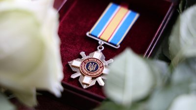 На Хмельниччині рідним шістьох загиблих бійців вручили їхні ордени "За мужність" На Хмельниччині рідним шістьох загиблих бійців вручили їхні ордени "За мужність"