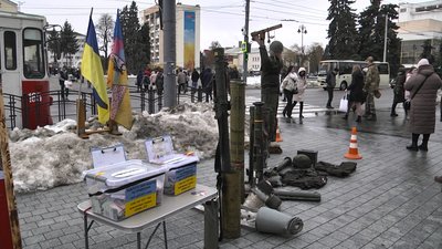 У центрі Луцька військові влаштували виставку трофеїв, щоб зібрати гроші на авто і дрон
