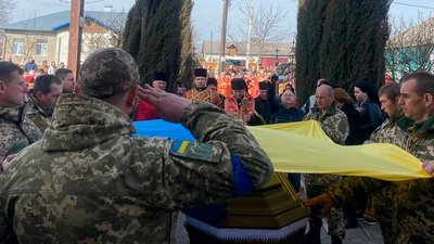 На Тернопільщині попрощалися із загиблим бійцем Романом Лебухорським На Тернопільщині попрощалися із загиблим бійцем Романом Лебухорським