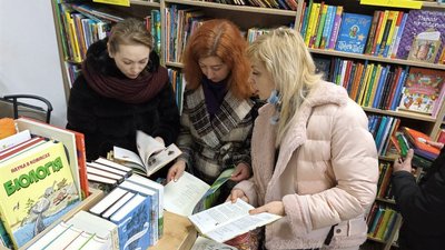 Кропивничани облаштовують бібліотеки для дитячих лікарень. Для цього витратили "ковідну" тисячу Кропивничани облаштовують бібліотеки для дитячих лікарень. Для цього витратили "ковідну" тисячу