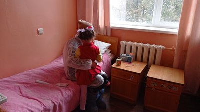 4-річна дівчинка з Полтавщини, яку залишили саму вдома, нині у лікарні у задовільному стані 4-річна дівчинка з Полтавщини, яку залишили саму вдома, нині у лікарні у задовільному стані