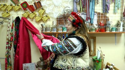 Житомирянка Ганна Івченко зібрала колекцію старовинних ткацьких верстатів: найстарішому – 120 років Житомирянка Ганна Івченко зібрала колекцію старовинних ткацьких верстатів: найстарішому – 120 років