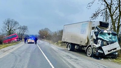 На Франківщині зіткнулися рейсовий автобус та вантажівка На Франківщині зіткнулися рейсовий автобус та вантажівка