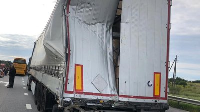 На автодорозі Київ – Чоп на Житомирщині зіштовхнулися одразу п'ять транспортних засобів На автодорозі Київ – Чоп на Житомирщині зіштовхнулися одразу п'ять транспортних засобів