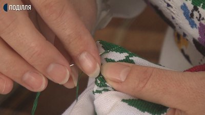 Жінка розповідає, що володіє різними техніками вишивання Жінка розповідає, що володіє різними техніками вишивання