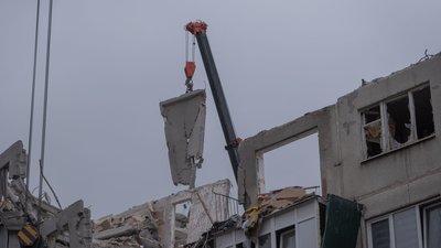 Під завалами будинку у Слов'янську шукають ще чотирьох людей Під завалами будинку у Слов'янську шукають ще чотирьох людей