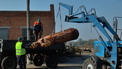 У Полтаві встановили дерев’яну скульптуру козака У Полтаві встановили дерев’яну скульптуру козака