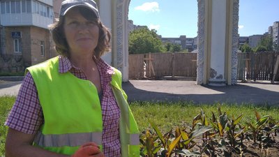 Житомирські комунальники висадили в місті понад тисячу кущів троянд Житомирські комунальники висадили в місті понад тисячу кущів троянд