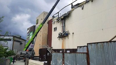 У Харкові розбирають завали даху "Французького бульвару" — фото У Харкові розбирають завали даху "Французького бульвару" — фото