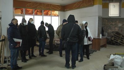 Тріщать стіни: лучани проти ремонту приміщення в їхньому будинку