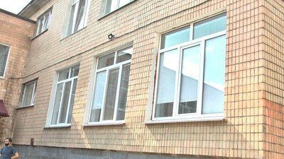 Вікно, з якого випала дитина, знаходиться на висоті приблизно двох метрів від землі. Фото: Суспільне. Вікно, з якого випала дитина, знаходиться на висоті приблизно двох метрів від землі. Фото: Суспільне.