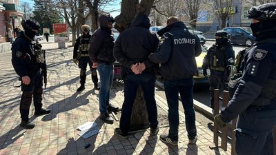 На Черкащині за борг сина батькові погрожували й вимагали гроші