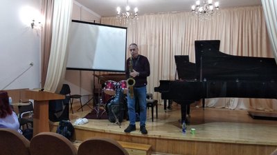 Майстерклас із джазу провів для закарпатських студентів джаз-мен зі США Майстерклас із джазу провів для закарпатських студентів джаз-мен зі США